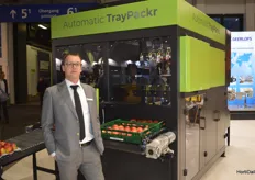 Greefa, Heinz Pircher. He's standing to their new machine. The robot packer is able to pack 320 apples p/min. "It's all about labour saving and packing solutions'